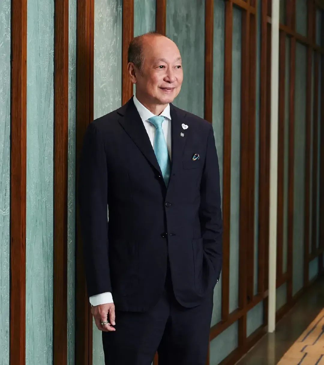 亿万富豪黄一宗，对年轻人动手了