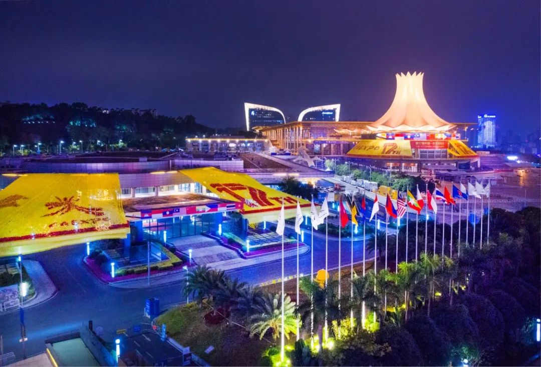 夜幕下的南宁国际会展中心.广西云-广西日报记者 周军 摄