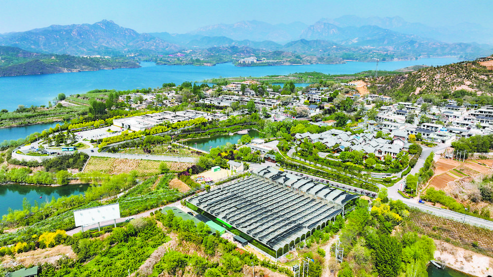 平山县李家庄村经过环境整治,道路宽敞整洁,村庄越来越美