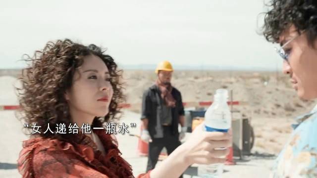 她明明可以直接抢钱的,还非得给你服务一下子的,好人啊_新浪新闻