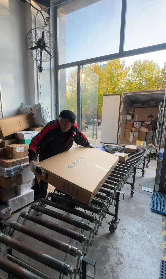 顺丰库管员正在卸货/记者拍摄