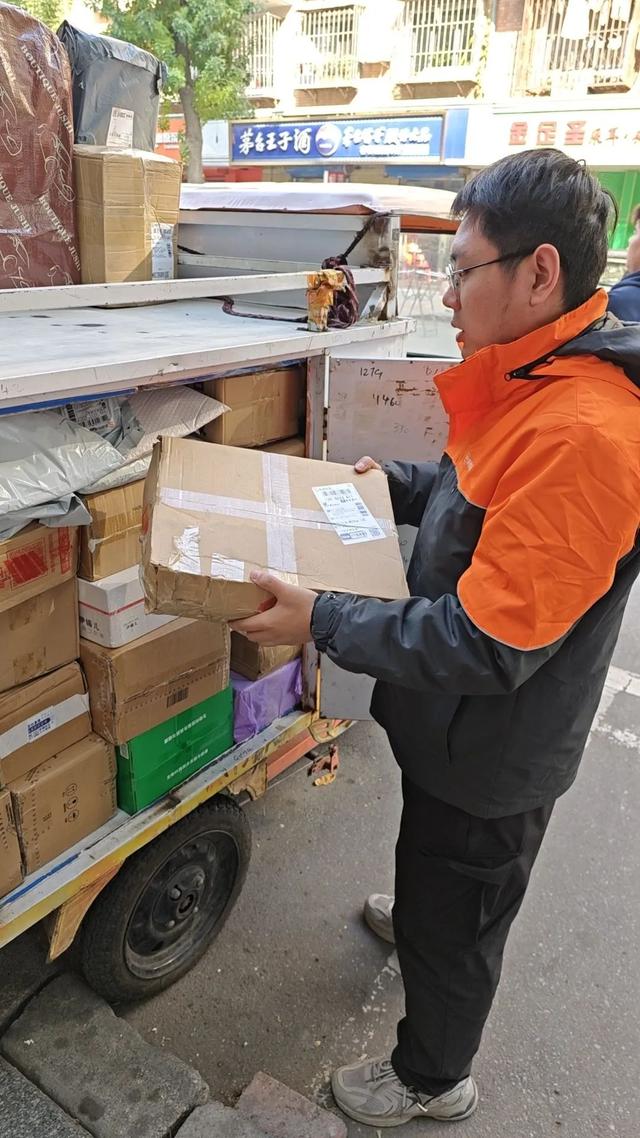 申通快递员正在派件/申通供图