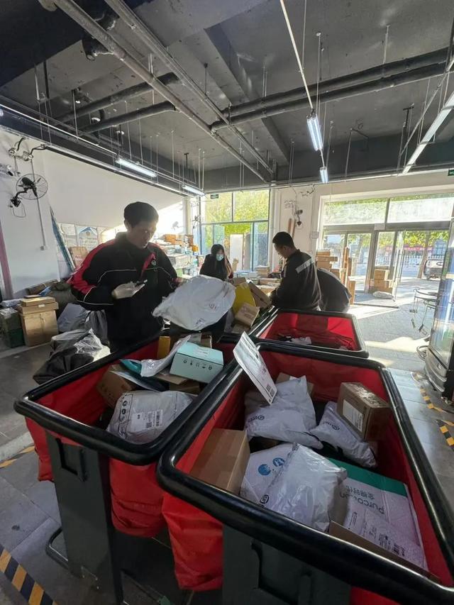 顺丰库管员提前分拣,提高派件效率/记者拍摄