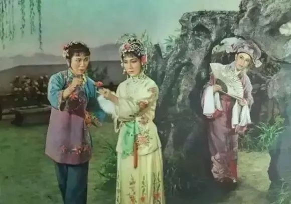 赵丽蓉和新凤霞演出的《花为媒》.资料图片