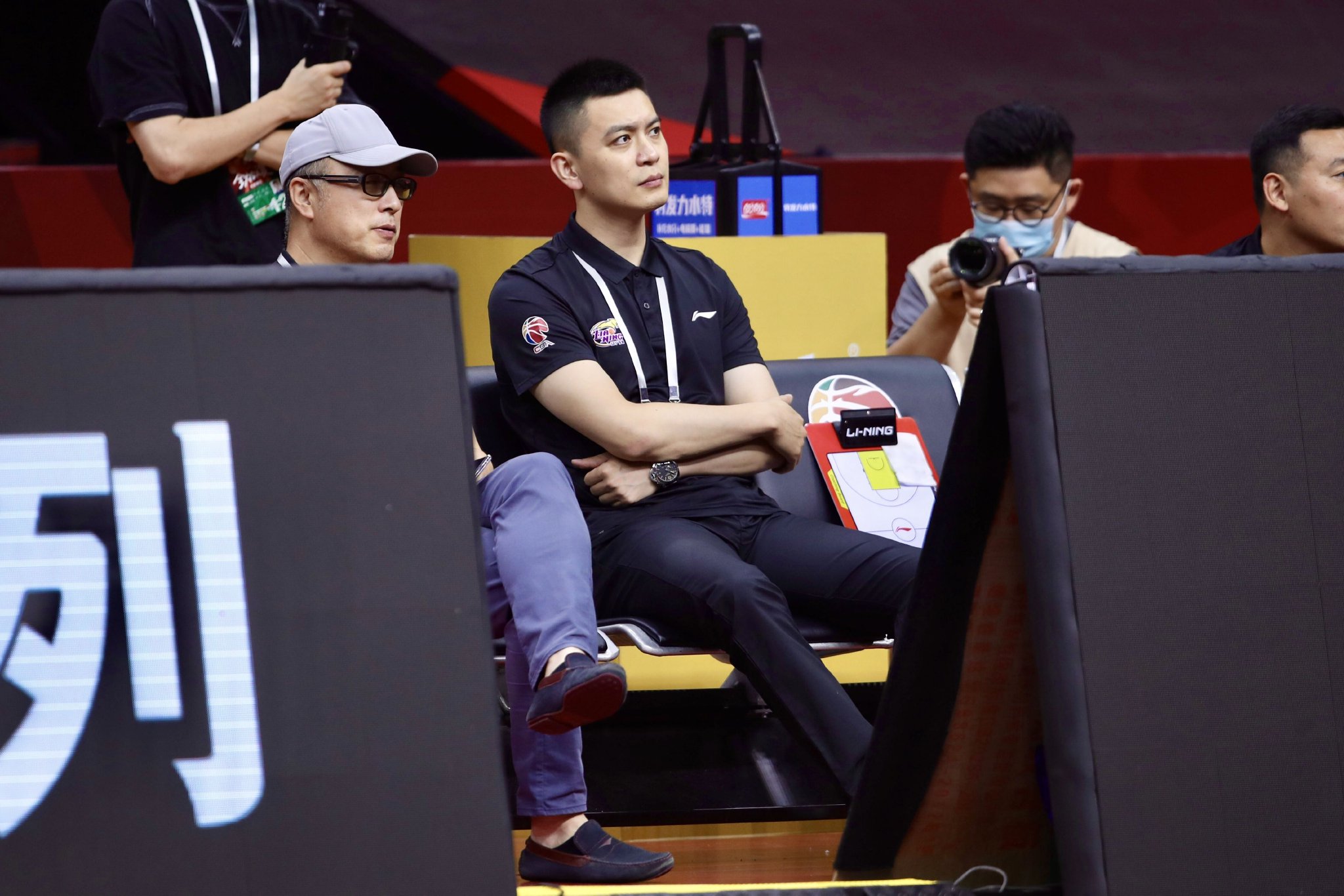 纵观cba|联赛迎来"爆冷之夜",刘鹏迎来下课危机