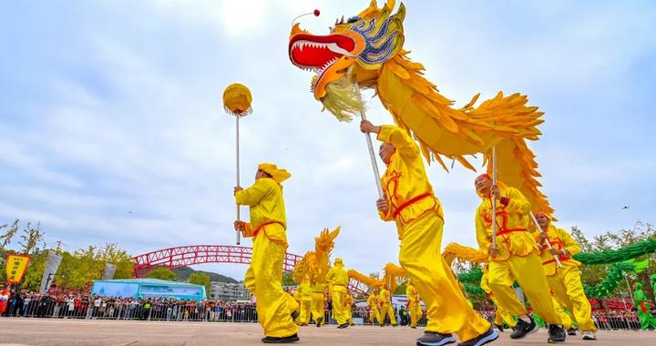 在千岛湖畔，龙舞展演点亮激情！|龙_新浪新闻