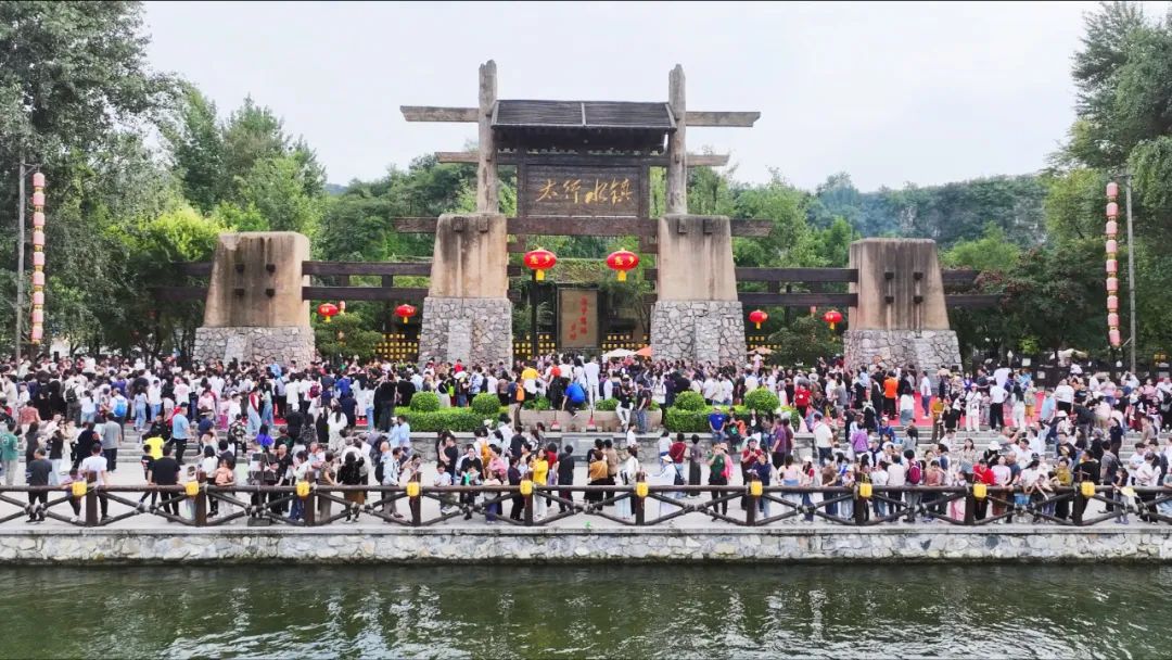 太行水镇游人如织。市文广旅局供图