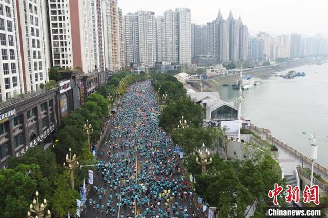 图为选手沿着滨江路努力奔跑。肖江川 摄