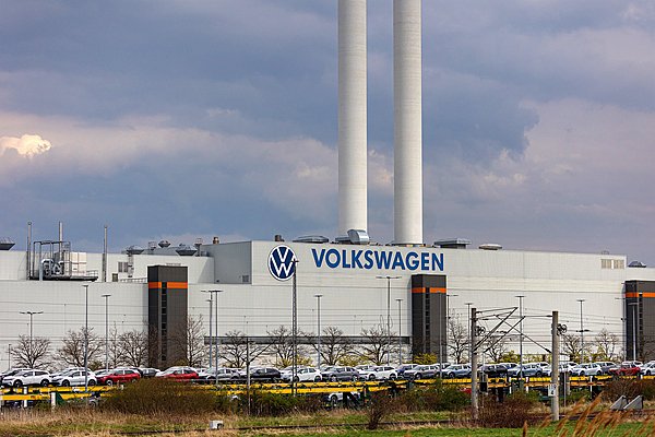 大众计划关闭至少三家德国工厂,裁员降薪也一并用上