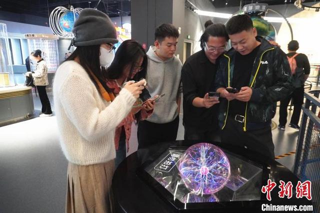 图为观众被辉光球吸引.中新社记者 韩章云 摄
