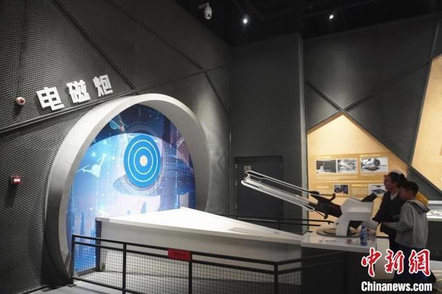 中新社记者 韩章云 摄图为观众被辉光球吸引.