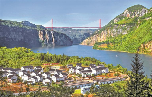 地处乌江源百里画廊东风湖边的黔西市化屋村美景如画.史开心 摄