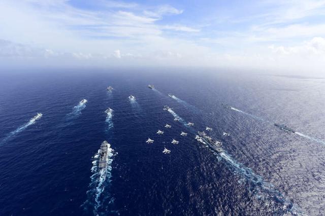 10月下旬,海军辽宁舰编队开展远海实战化训练.