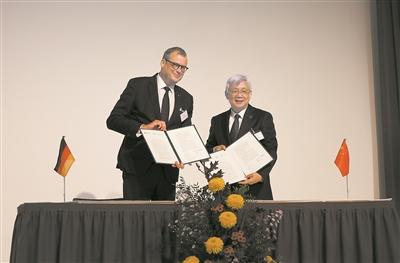 中国科学院院长侯建国（右）与德国国家科学院院长杰拉尔德·豪格共同签署并发布《柏林宣言：通往碳中和之路》。本报记者 李山摄