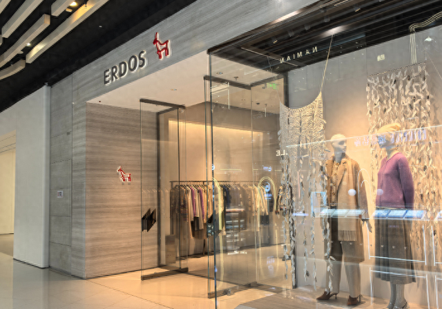 北京某商场内的鄂尔多斯实体店.(中国商报记者 于佳鑫/摄)