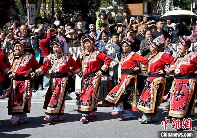 图为非遗巡游展演现场。中新社记者 安源 摄