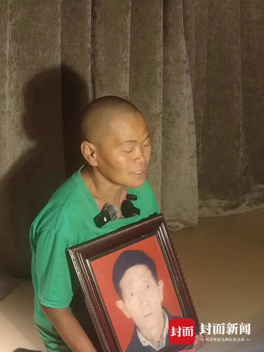 李海玉带着父亲的遗像来到湛江.林珏瑶 摄