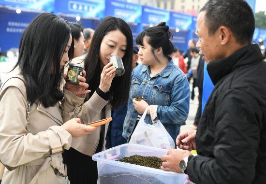 图为市民选购花椒。中新网记者 周毅 摄