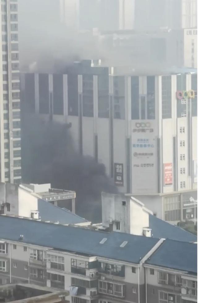 步步高广场冒出的浓烟。 市民拍摄