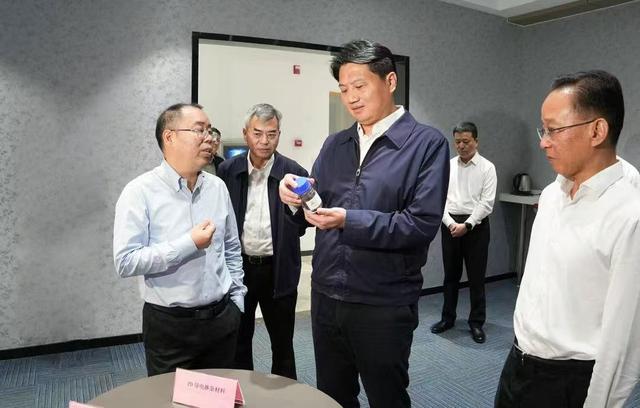 10月16日,泰州市委书记姜冬冬调研泰兴市. 图片来源:泰州发布