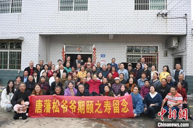 11月1日,在湖南浏阳市镇头镇北星村,身着红色上衣的百岁台湾老兵唐藩