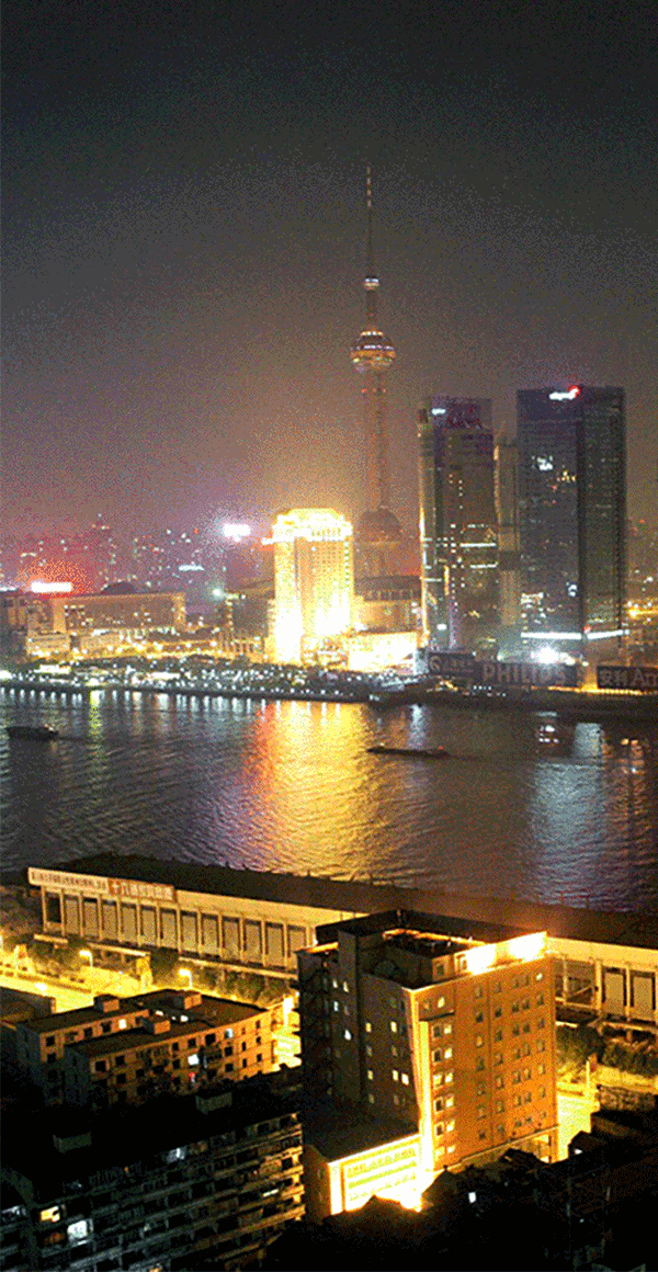 2004年12月3日，十六铺码头被爆破拆除动图。王杰 摄