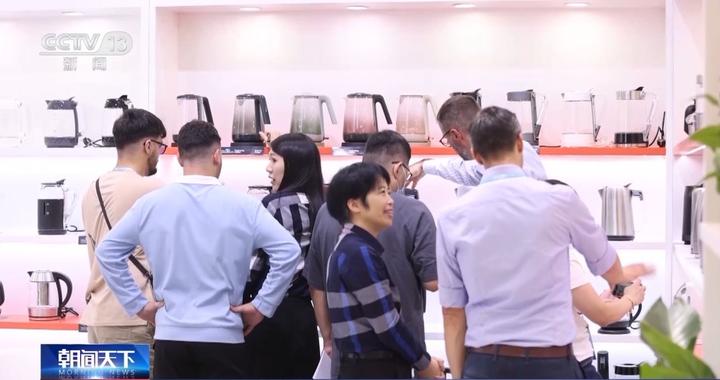 咖啡渣、菠萝叶制成箱包卖向世界 多条新赛道亮相广交会