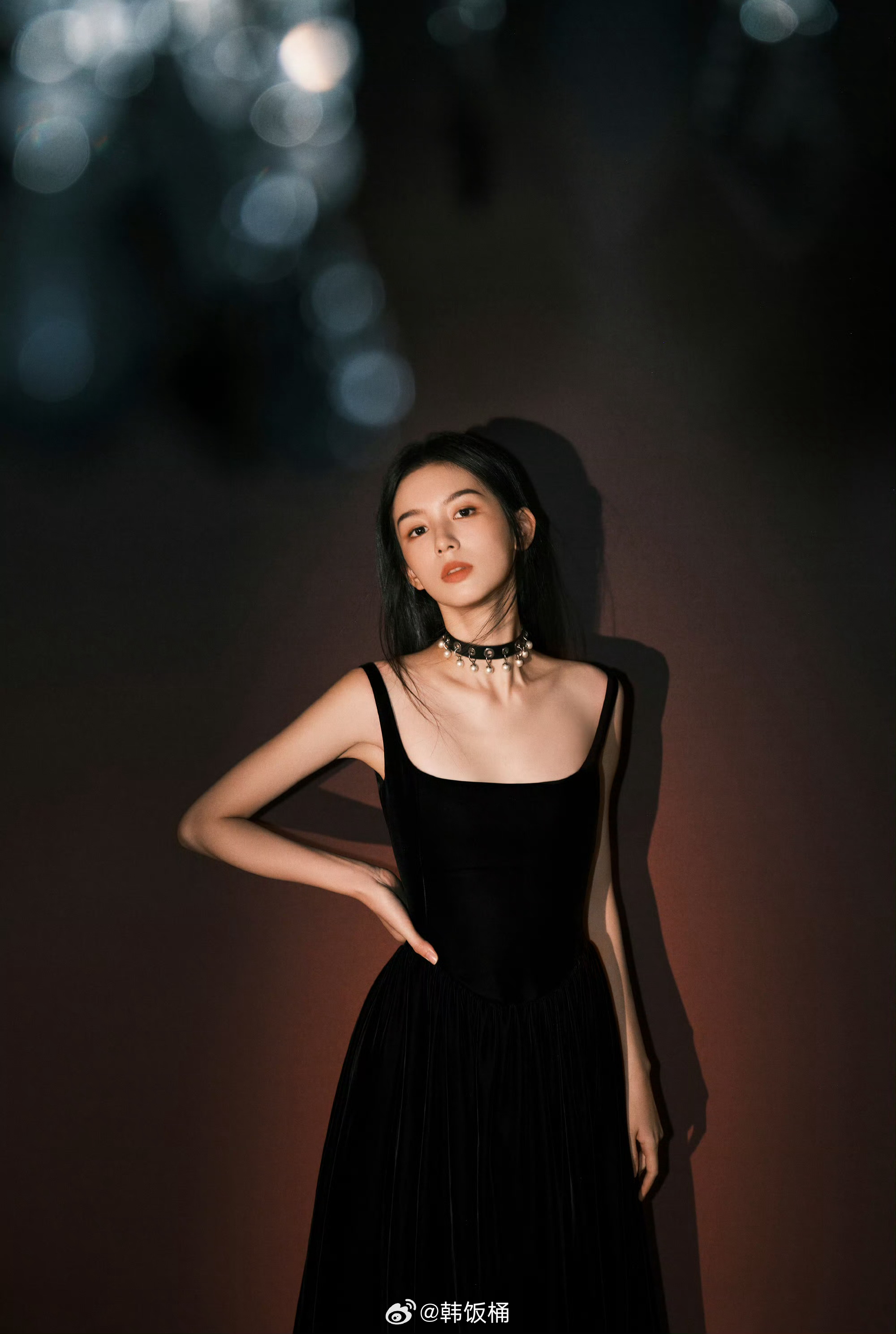周也微博视界大会出图 好适合戴chocker的脖子|周也_新浪新闻