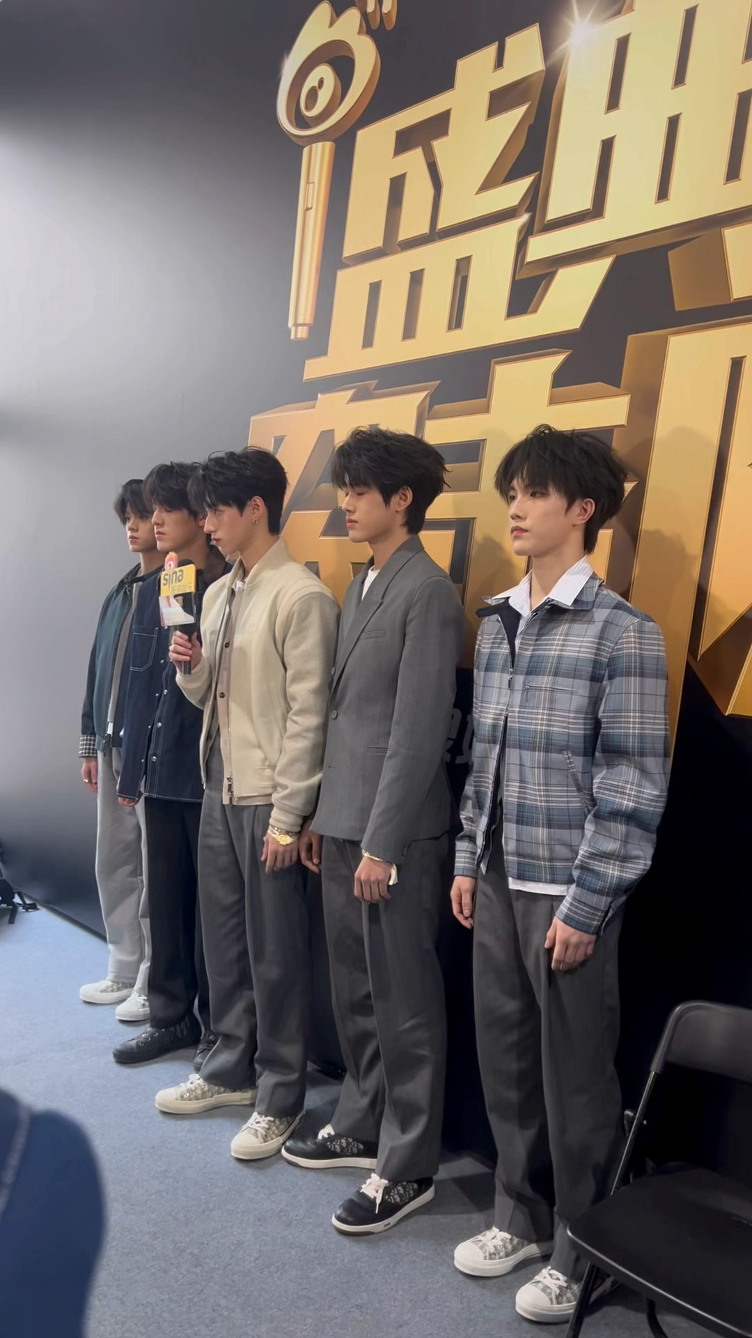 来自T.O.P登陆少年组合的自我介绍|TOP登陆少年|比耶|红毯_新浪新闻