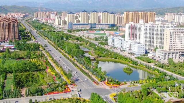 威远镇街区鸟瞰图(央广网发 互助县融媒体中心供图)