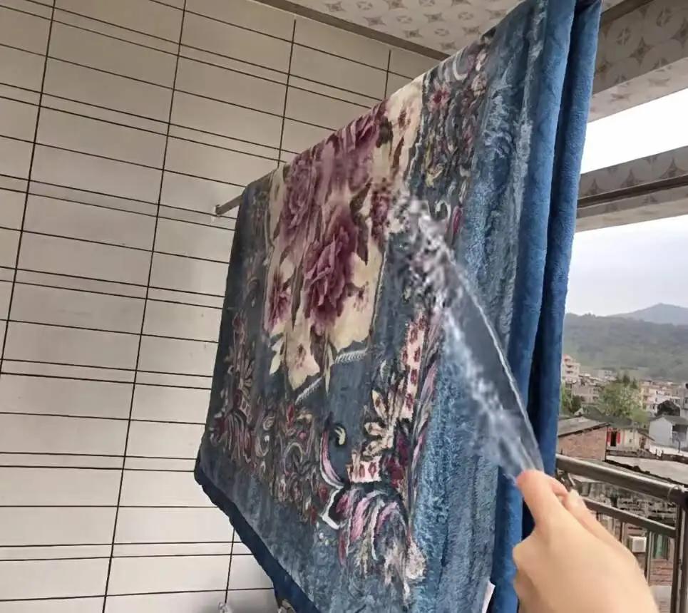 此时一位广东网友正在阳台拿着水管冲洗她的拉舍尔/图源小红书@鱼仔，已获授权