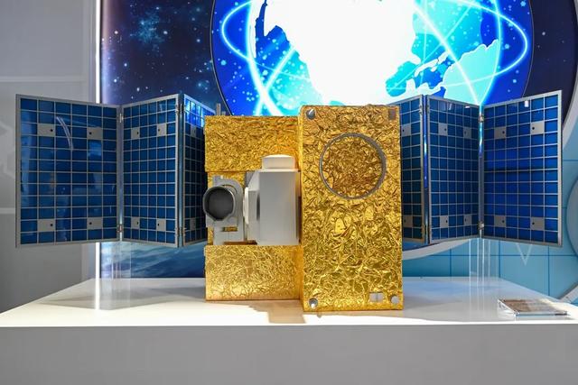 2024年11月5日,国家会展中心(上海),量子科学试验卫星"墨子号"模型