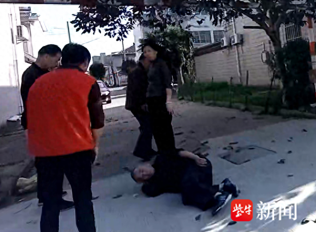 11月5日下午,太仓市双凤镇网格员肖文玉,梁磊巡查至新川苑小区时,发现