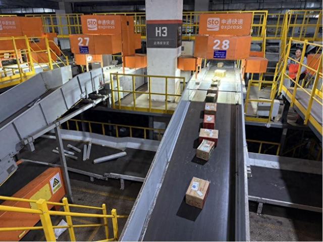 第二波高峰期间申通快递上海青浦转运中心夜间分拣(财联社记者摄)