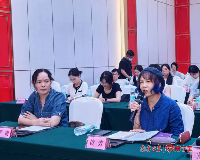 经济新闻滚动>正文>作家映川和王勇英.作家映川.