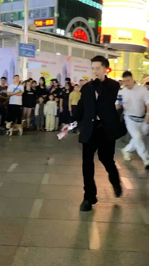 网友在深圳东门偶遇至上励合刘洲成唱歌…|明星路透_新浪新闻