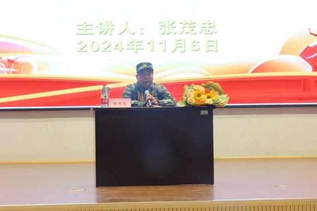 “一级战斗英雄”、一等功臣张茂忠围绕“传承革命精神，增强国防观念”主题进行讲座。 刘晨光/摄