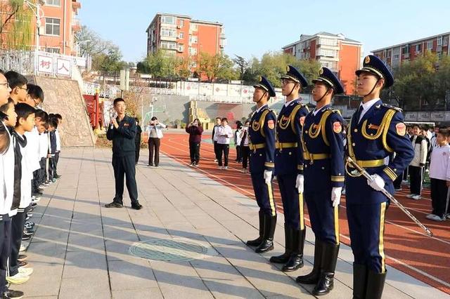 北京航空航天大学国旗护卫队为学生们展示队列动作。刘晨光/摄