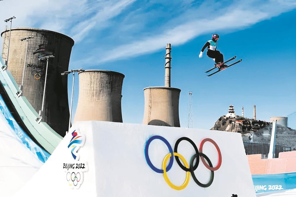 北京冬奥会期间,中国队选手谷爱凌在首钢滑雪大跳台训练.图据新华社