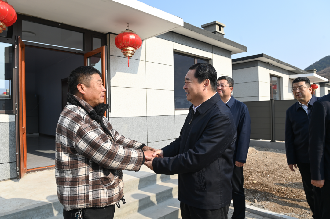 省委书记,省人大常委会主任郝鹏来到建昌县黑山科乡杨树底下村,看望