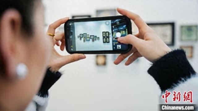 游客在展区内拍照留念。武林之星博览中心供图