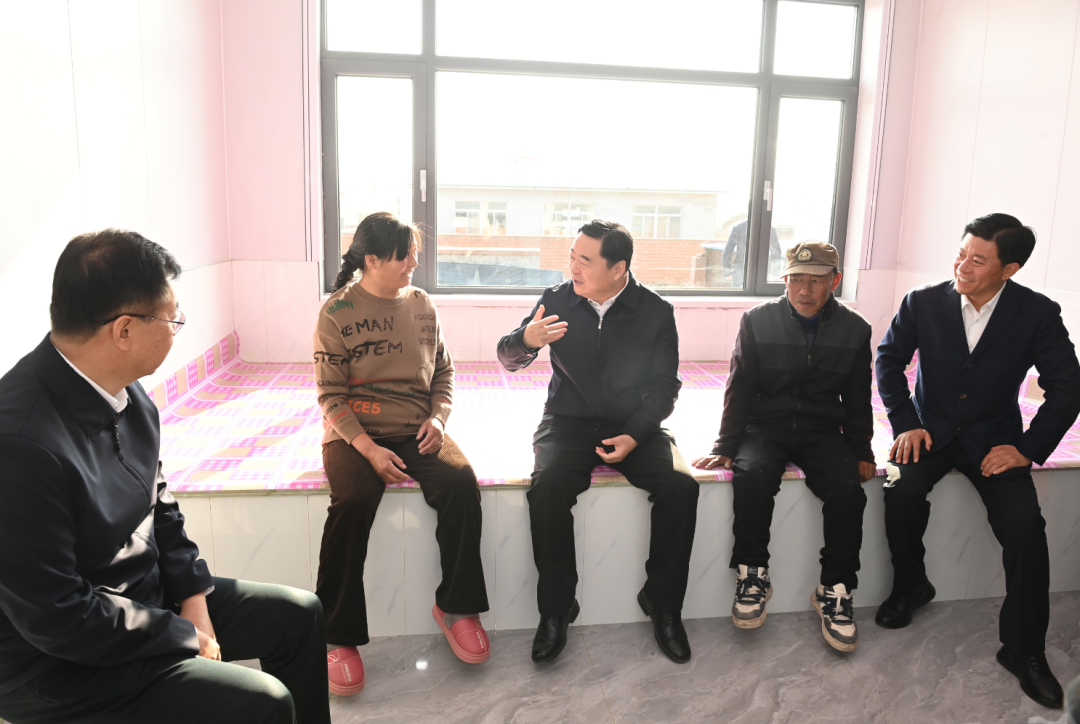 省委书记,省人大常委会主任郝鹏来到建昌县巴什罕乡松树底下村,看望