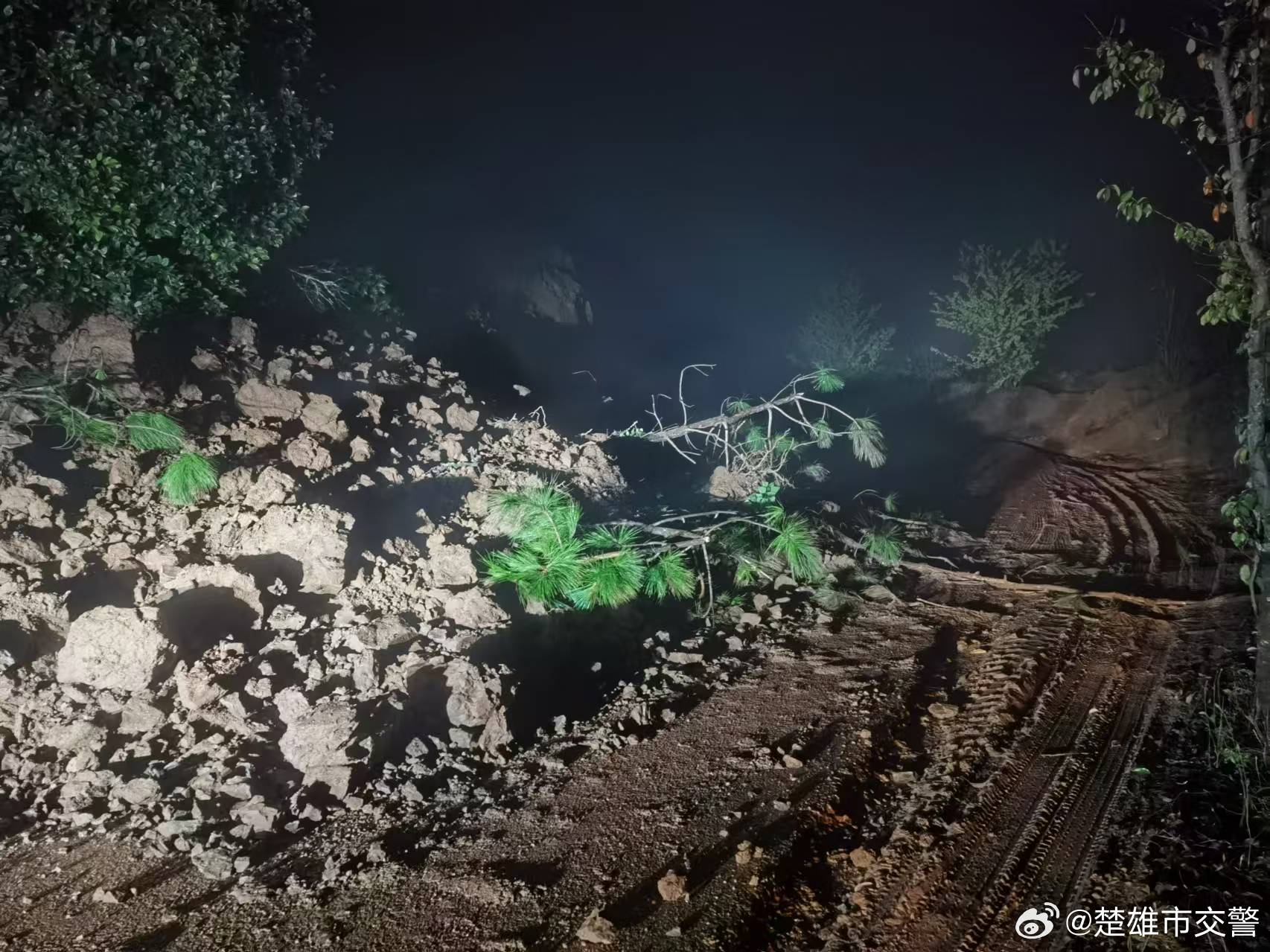 山区道路地质灾害风险高,避免夜间出行