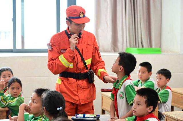 11月8日，福建南平，消防救援人员在南平市西芹中心小学进行防火知识授课。杨鸿磊/摄