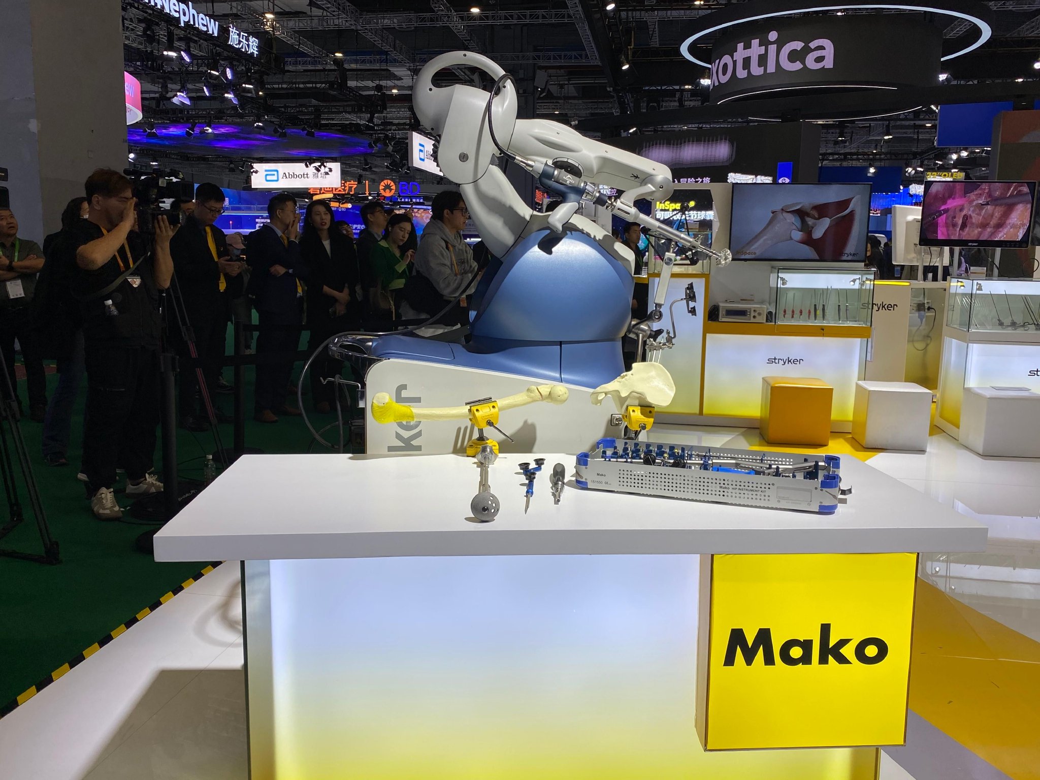 第七届进博会史赛克展台展示的mako关节机器人