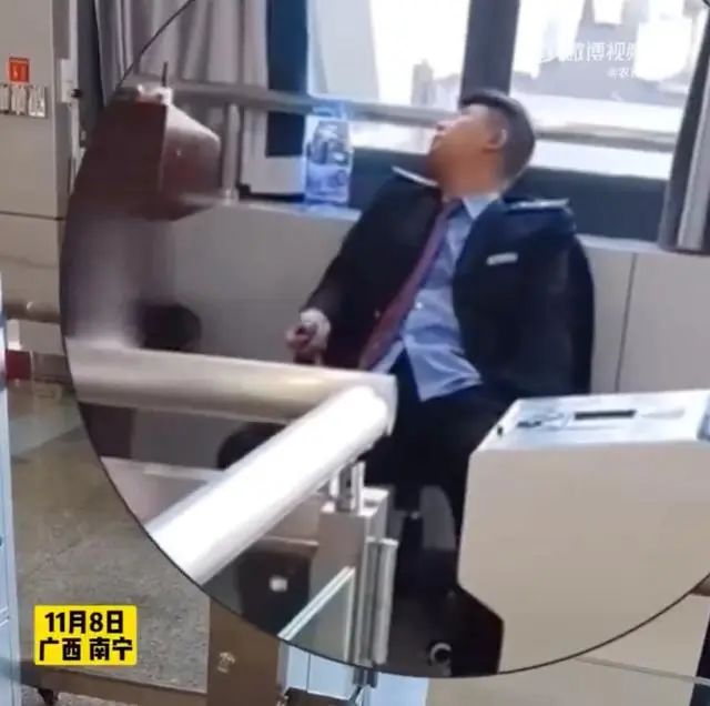 工作人员上班慵懒盘核桃，躺坐答复旅客问询，高铁站通报-盘核桃有什么说法吗