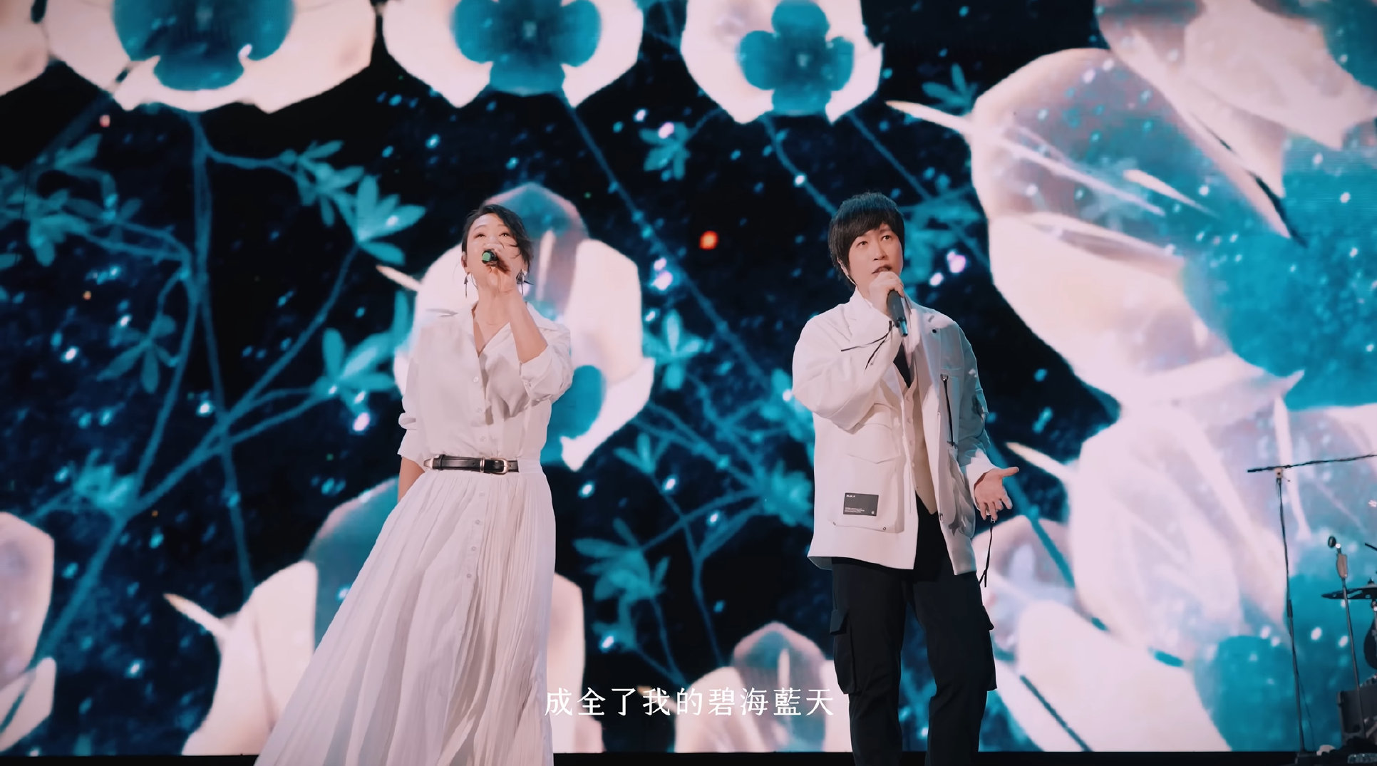 刘若英 x 五月天《成全》现场版 我对你付出的青春这么多年 换来了一句…_新浪新闻