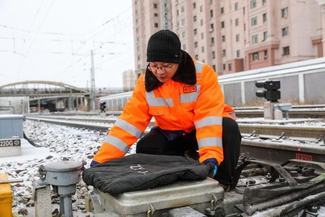 这是11月11日，海拉尔信号车间职工在海拉尔站风力除雪作业。赵金良 摄