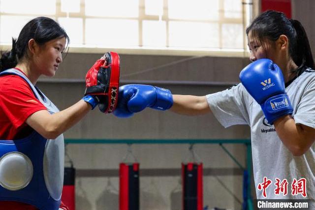 图为运动员进行女子散打训练.中新社记者 薛蒂 摄