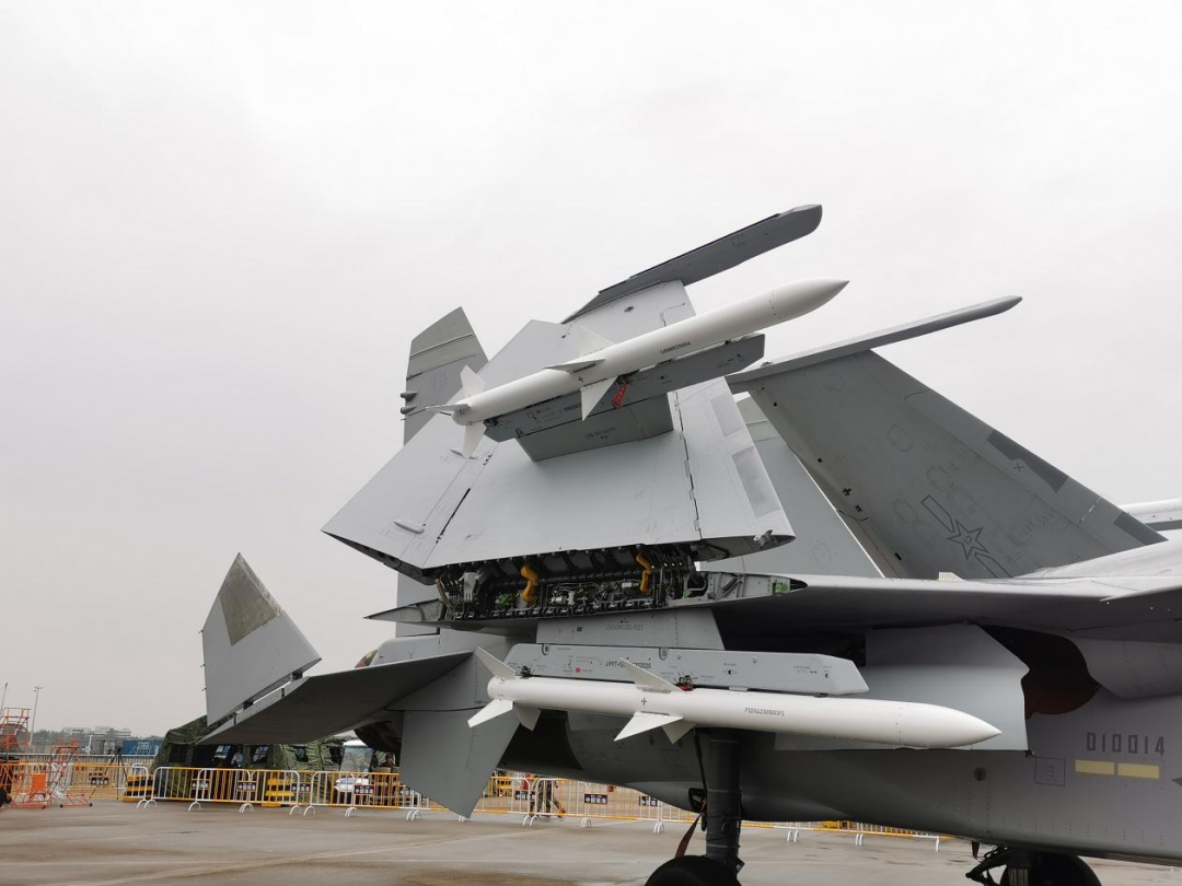 满挂导弹的歼-15t舰载机.